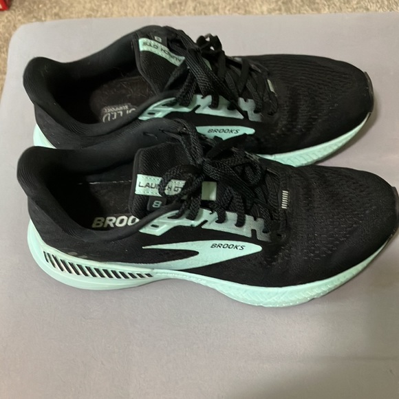 Brooks Launch GTS - Picture 3 of 8